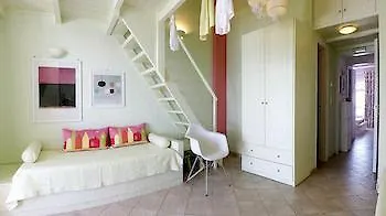 Captain Zeppos Hotel *