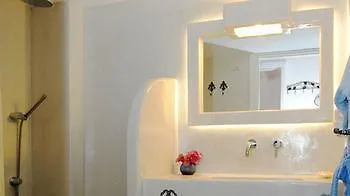 Captain Zeppos Hotel *