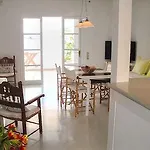 Captain Zeppos Hotel *