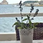 Captain Zeppos Hotel *